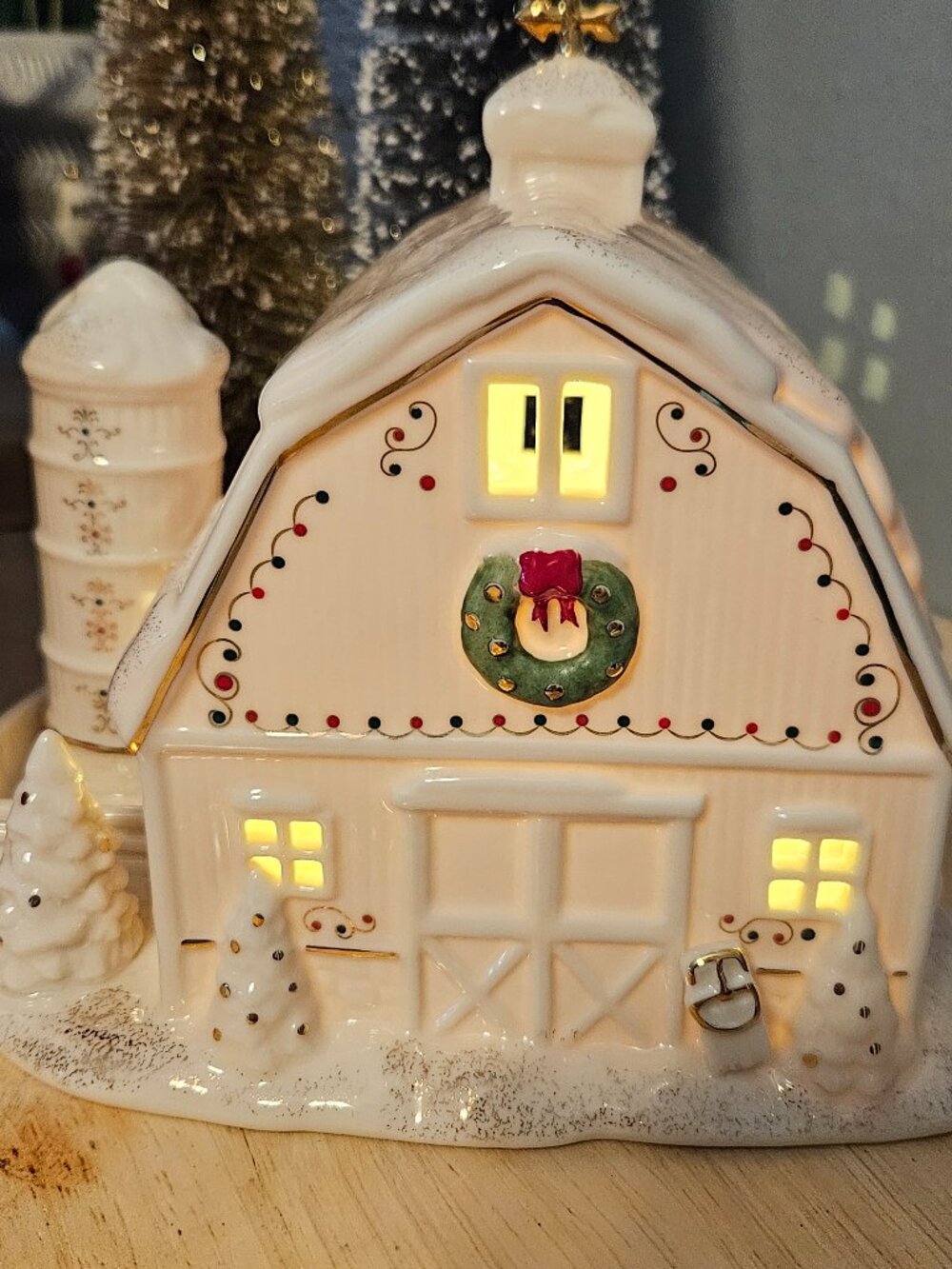 Lenox Village Treasures Collection Mistletoe Park Barn